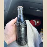 Antiquário encontra garrafa centenária de Coca-Cola e descobre seu possível valor histórico