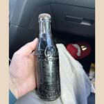 Antiquário encontra garrafa centenária de Coca-Cola e descobre seu possível valor histórico