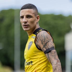 Guilherme Arana deixou o clássico contra o Cruzeiro com 16 minutos de jogo