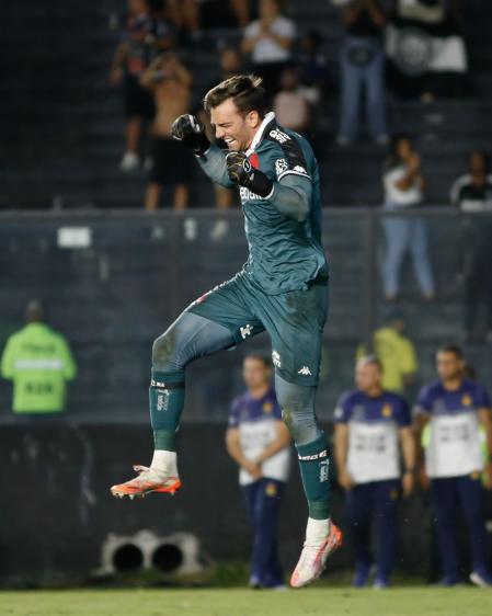 Léo Jardim, goleiro do Vasco, em jogo contra o Operário-PR