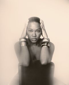 Cantora brasileira, vencedora do Grammy Latino, é destaque no cenário internacional