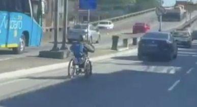 Homem 'dirigindo' cadeira de rodas