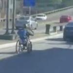 Homem de cadeira de rodas motorizada viraliza ao 'dirigir' veículo em avenida movimentada de Niterói; veja vídeo
