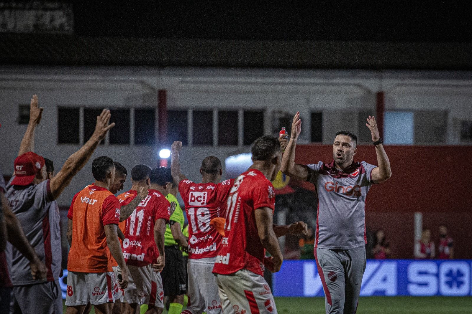 Cruzeiro de olho: Vila Nova é vice-líder da Série B e aposta em defesa sólida