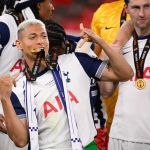 Richarlison celebra título da Europa League e avalia temporada irregular do Tottenham