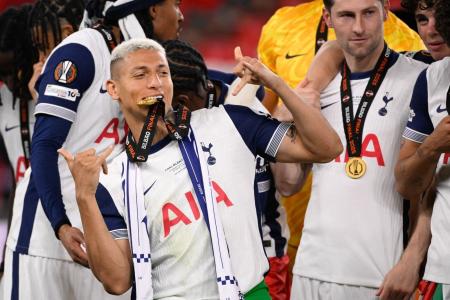 Richarlison comemorando o título da Europa League conquistado com o Tottenham