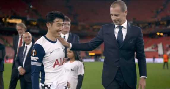 Heung-min Son na comemoração do título da Europa League cinquistado pelo Tottenham
