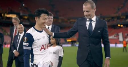Heung-min Son na comemoração do título da Europa League cinquistado pelo Tottenham