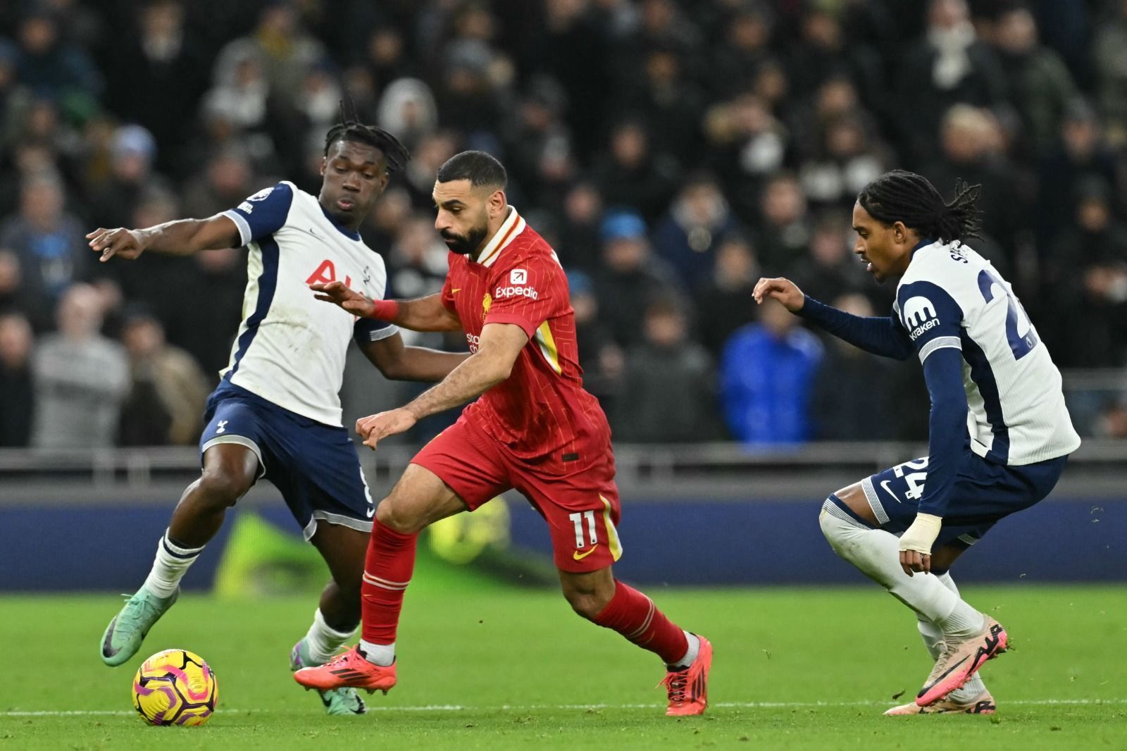 Astro do Liverpool deixa rivalidade de lado e brinca com título do Tottenham