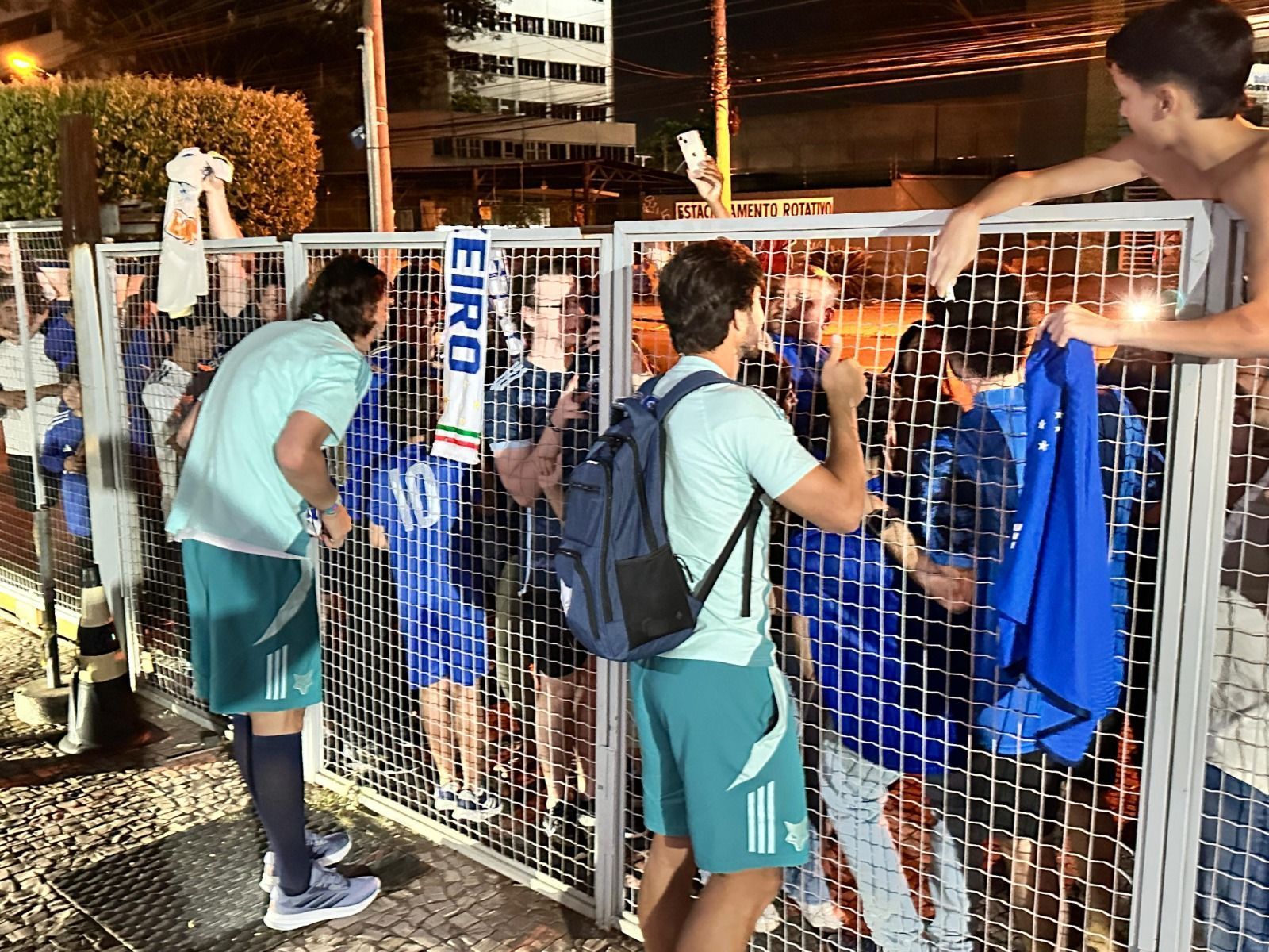 Com festa da torcida, Cruzeiro desembarca em Goiânia para decisão na Copa do Brasil
