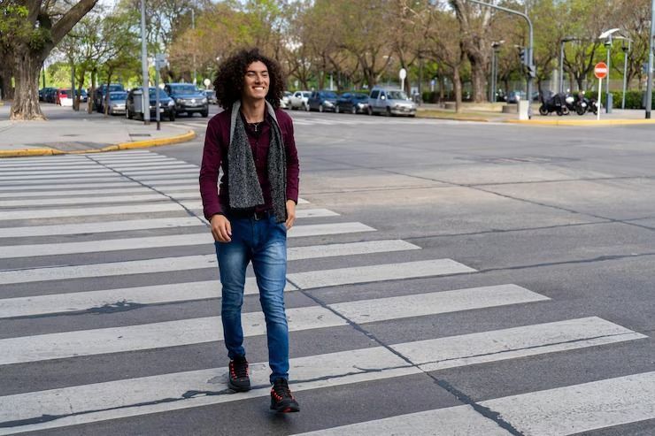 Pessoas que agradecem aos motoristas que param para deixá-las atravessar costumam ter essas 7 qualidades valiosas