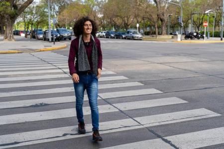 homem_andando_na_rua.jpeg