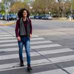 Pessoas que agradecem aos motoristas que param para deixá-las atravessar costumam ter essas 7 qualidades valiosas