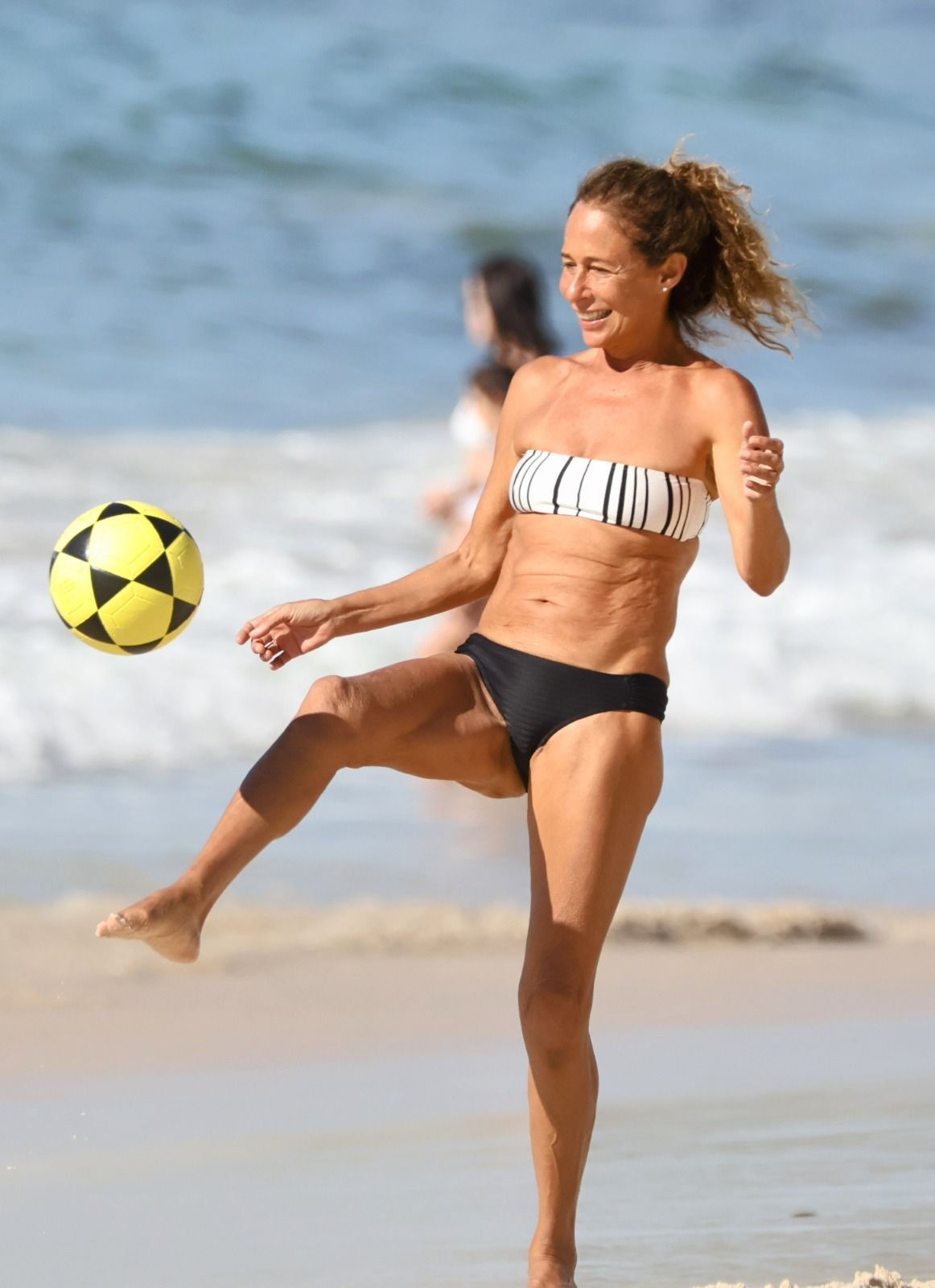 No ar em ‘A Viagem’, Andréa Beltrão curte manhã na praia