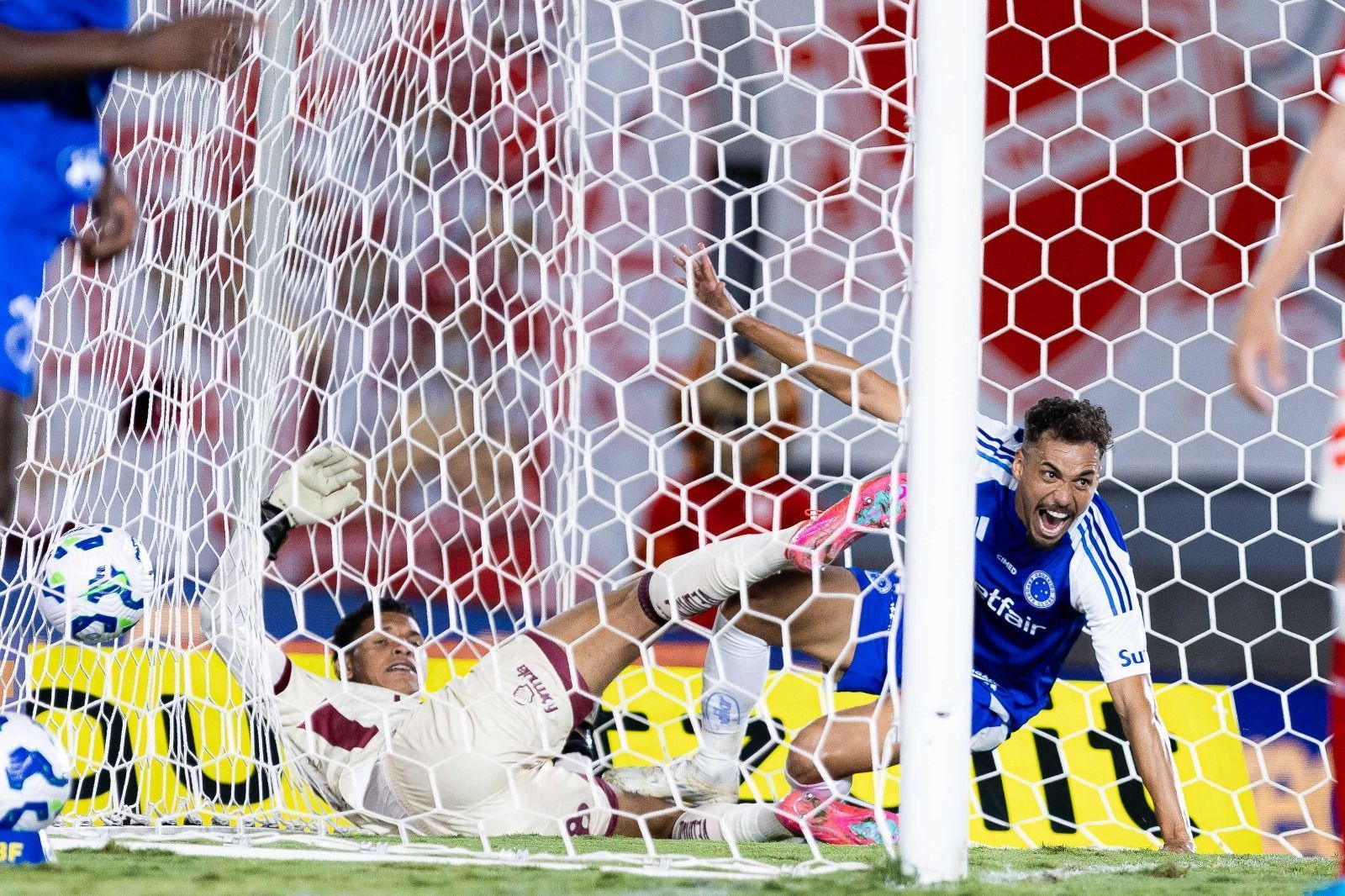 Goleada do Cruzeiro gera provocação do Goiás ao Vila Nova; veja