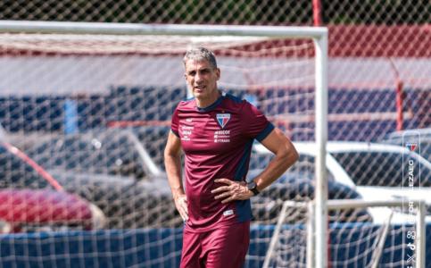 Juan Pablo Vojvoda tem problemas para escalar o Fortaleza contra o Cruzeiro