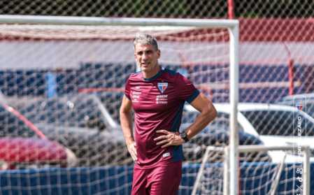 Juan Pablo Vojvoda tem problemas para escalar o Fortaleza contra o Cruzeiro