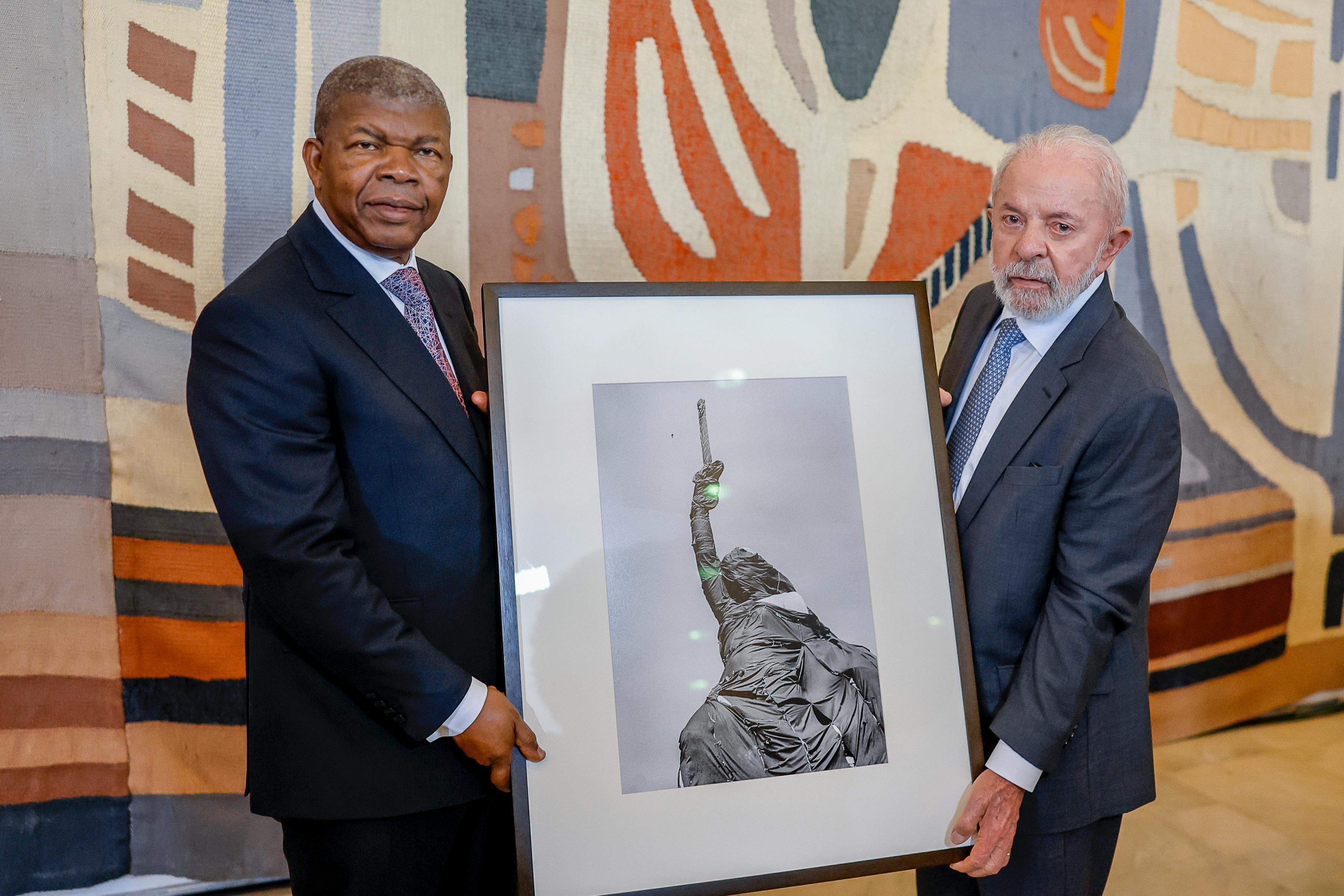 Presente do acaso: Lula entrega foto de Sebastião Salgado a presidente de Angola no dia da morte do fotógrafo