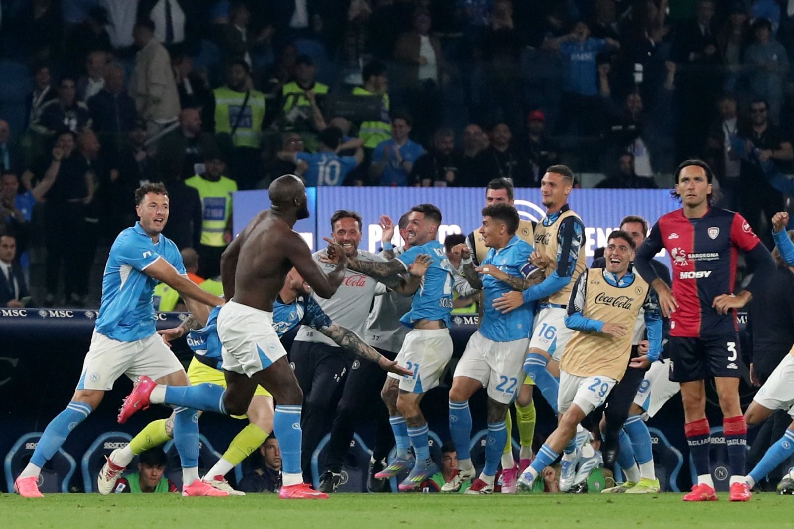 Napoli domina jogo, vence Cagliari e é tetracampeão do Campeonato Italiano