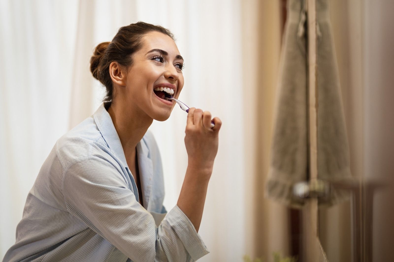 Com que frequência você deve escovar os dentes, segundo uma dentista