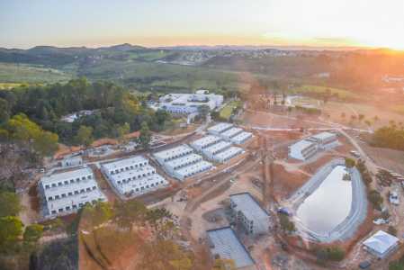 Imagem aérea mostra o Vila Galé Collection Ouro Preto, inaugurado neste sábado (24), que ainda tem quartos em construção