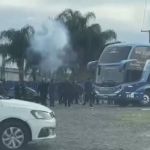Torcedores do Grêmio protestam no CT após eliminação na Copa do Brasil