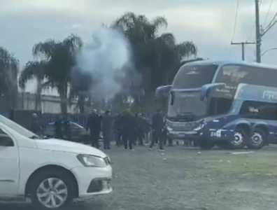 Torcedores do Grêmio protestam em frente ao CT do clube, neste sábado (24)