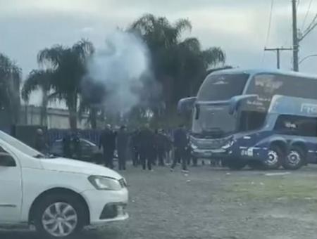 Torcedores do Grêmio protestam em frente ao CT do clube, neste sábado (24)