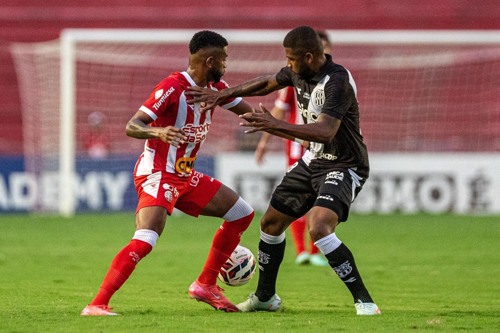 Ponte Preta marca no fim, vence Náutico e mantém a liderança da Série C