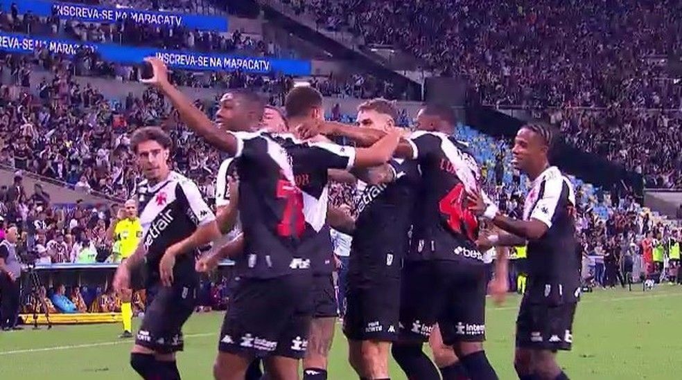 Rayan, do Vasco, provoca Fluminense com um 'C' em comemoração de gol