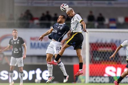 Disputa de bola durante o empate entre Remo e Volta Redonda pela Série B