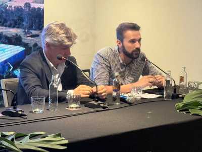 Gonçalo Rebelo de Almeida, administrador do Grupo Vila Galé, e Guilherme Augusto Morais, secretário de governo de Brumadinho, durante anúncio do Vila Galé Inhotim