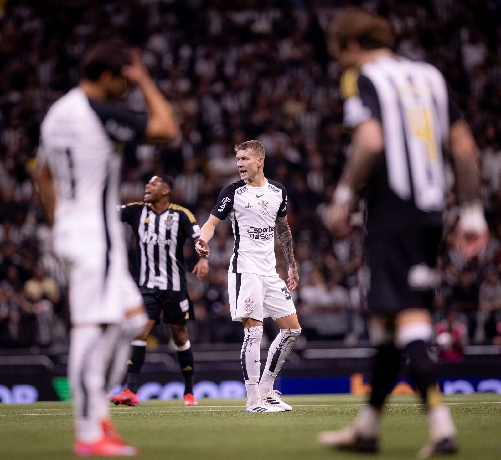Dirigente do Corinthians questiona arbitragem após empate com Atlético: 'Interferiu 100%'