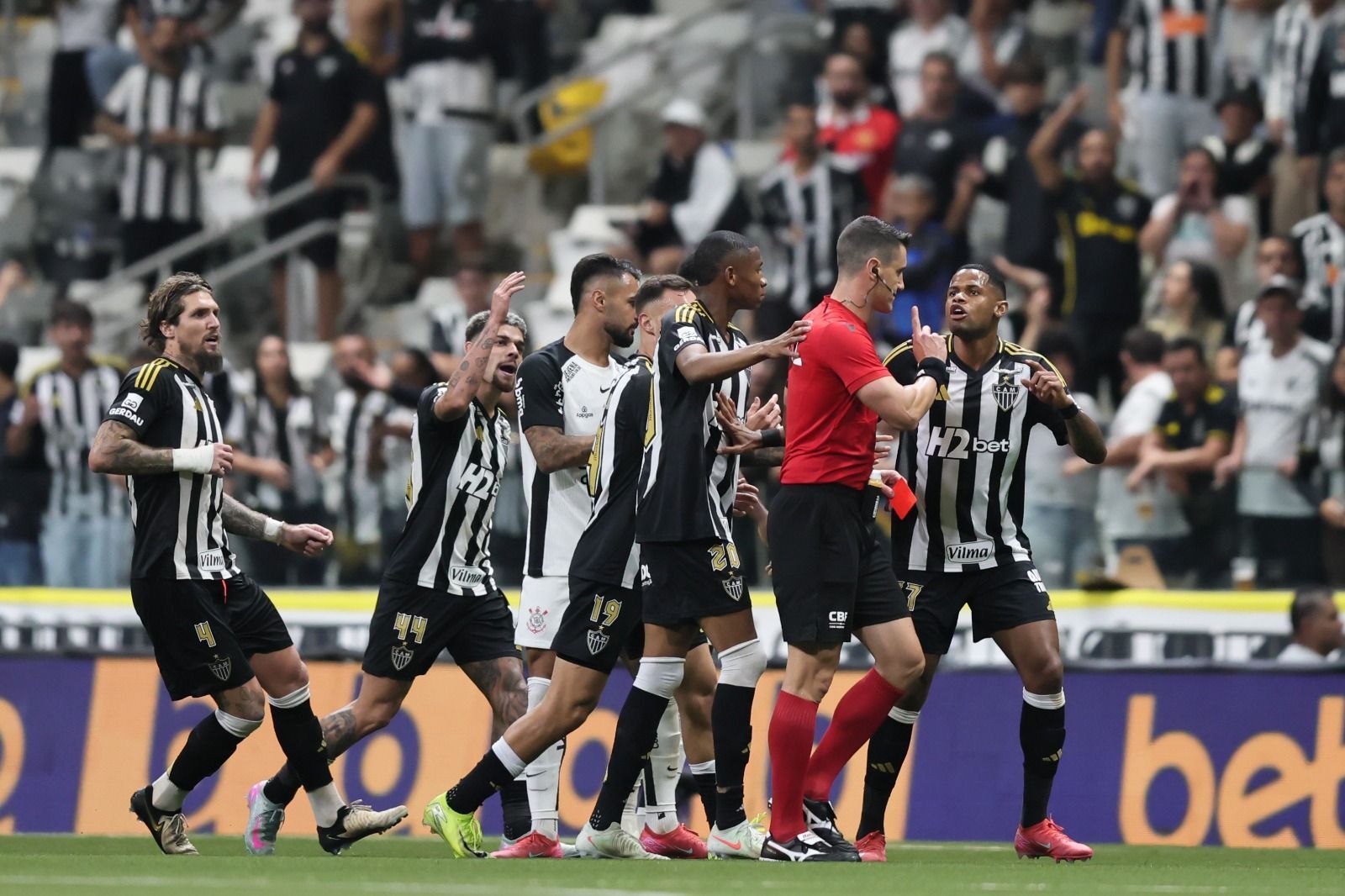 Memphis, do Corinthians, dispara contra a arbitragem após empate com Atlético