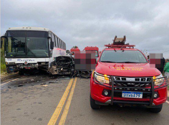 Acidente entre ônibus e carro deixa feridos presos às ferragens no Sul de Minas