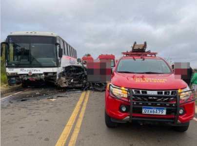 Bombeiros foram acionados no local do acidente entre ônibus e carro