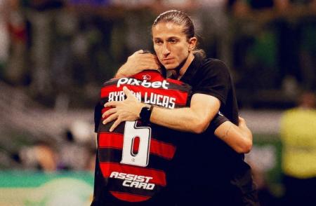 Filipe Luís abraça Ayrton Lucas em vitória do Flamengo sobre o Palmeiras