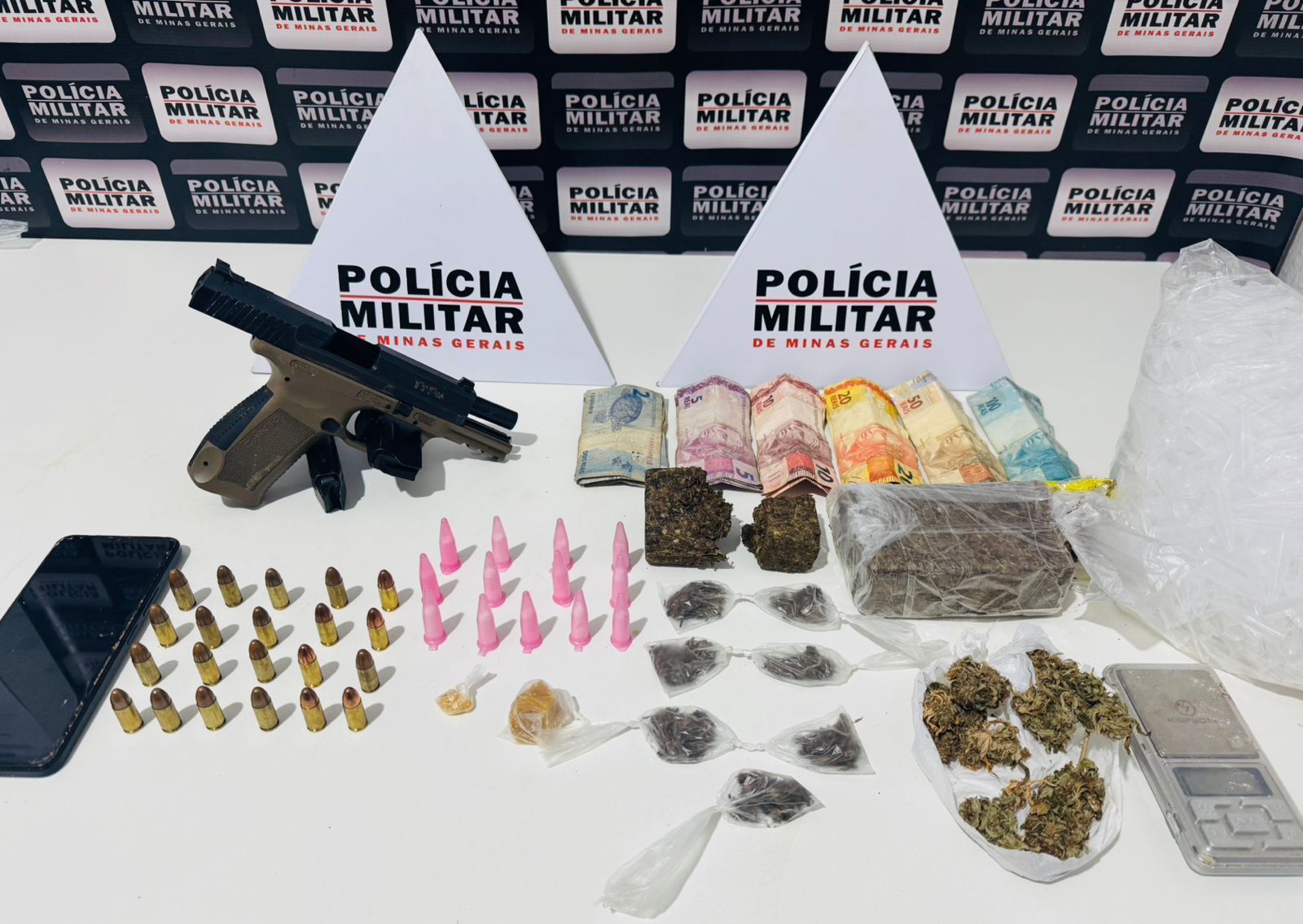 Três conduzidos com arma e drogas em Timóteo no fim de semana