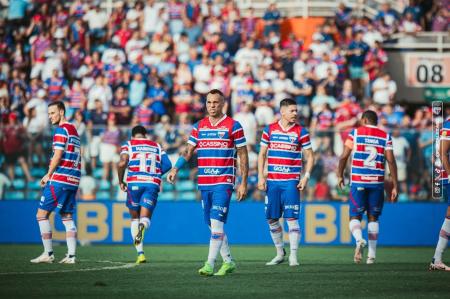Jogadores do Fortaleza antes de partida pelo Brasileirão
