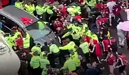 Momento em que carro é jogado em torcedores do Liverpool