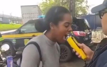 Mulher morde bafômetro