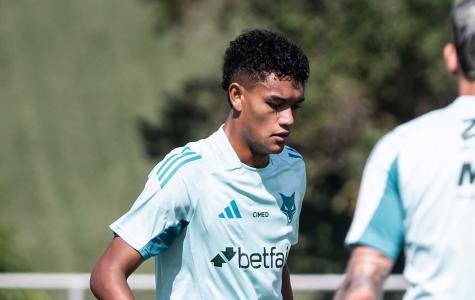 Kaique Kenji durante treinamento pelo Cruzeiro