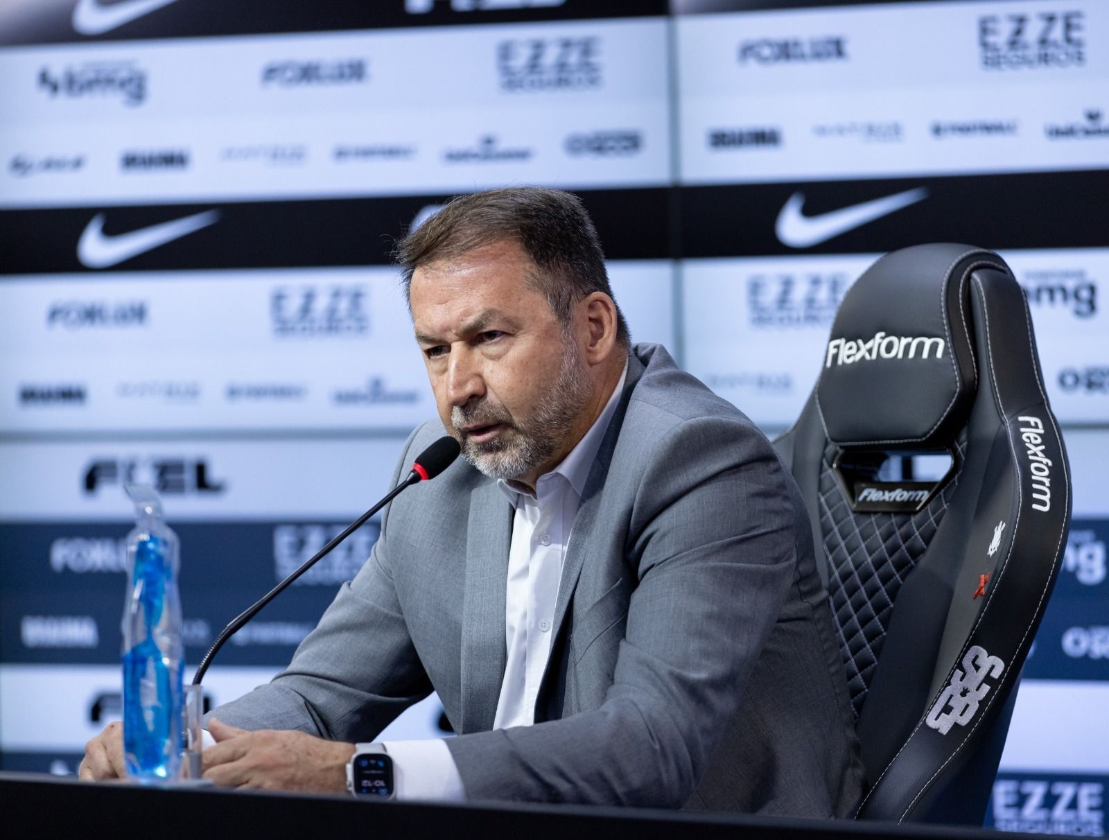 Conselho do Corinthians afasta Augusto Melo da presidência; veja detalhes