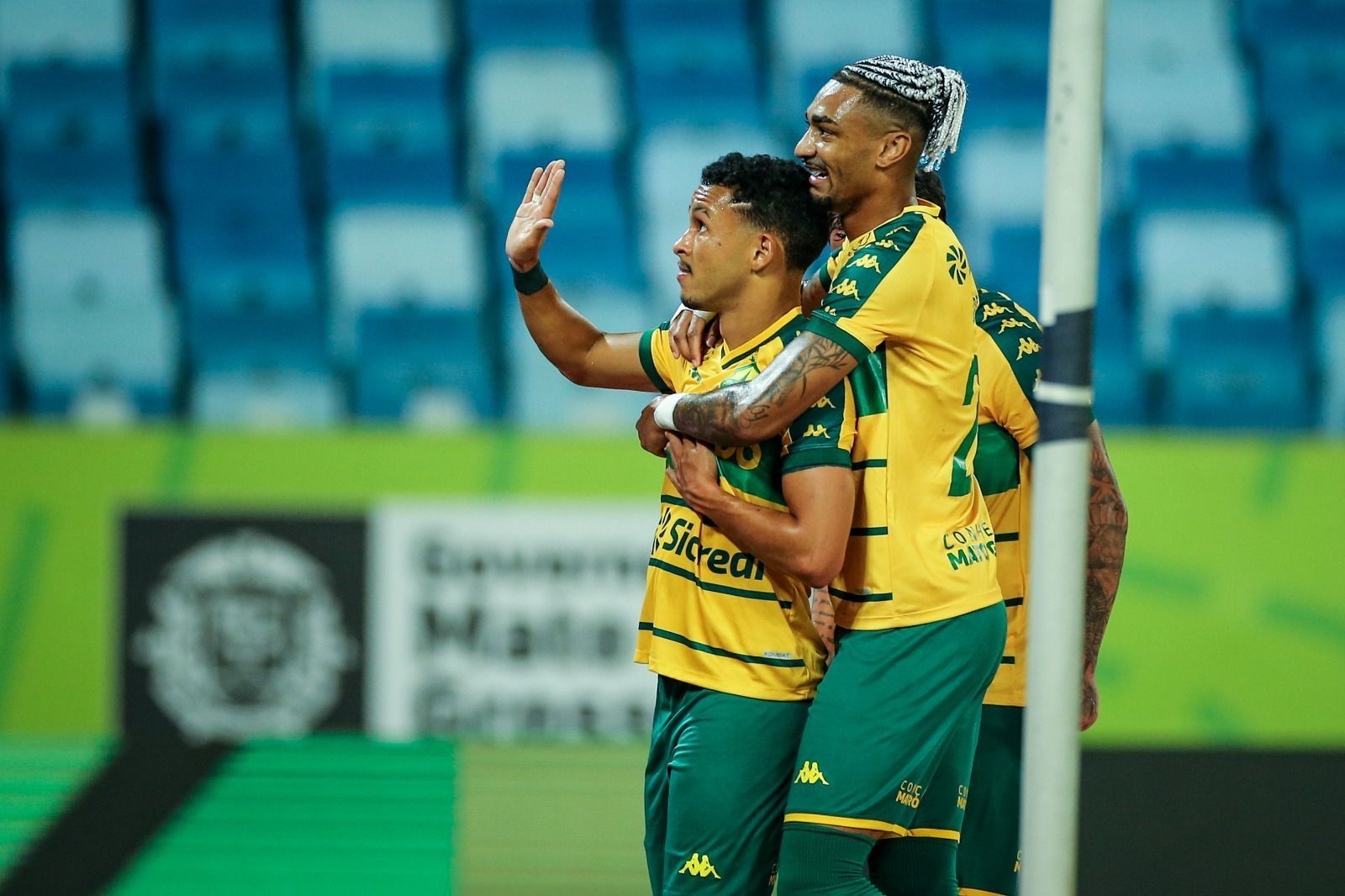 Ex-Cruzeiro protagoniza 'lei do ex', e Cuiabá bate Vila Nova pela Série B