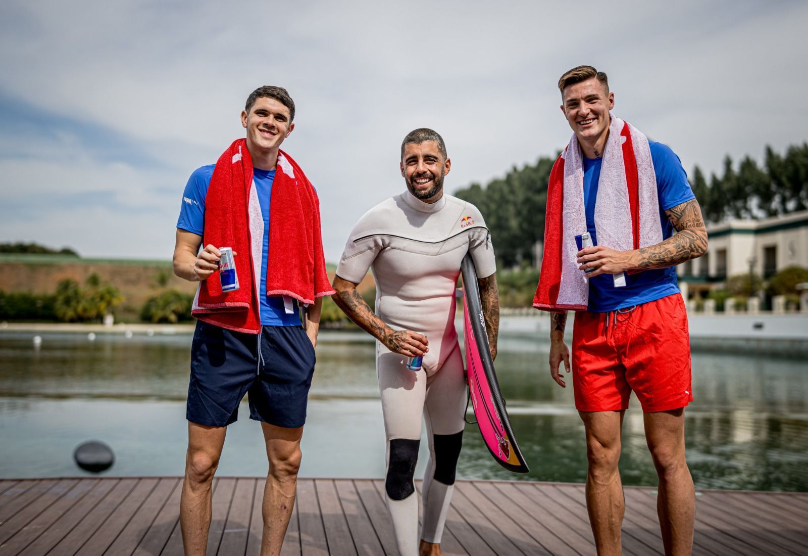 No Brasil, jogadores do RB Leipzig surfam com Pedro Scooby e ‘entram’ no samba
