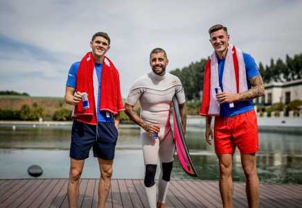 Jogadores do RB Leipzig surfam com Pedro Scooby