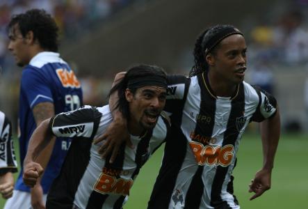 Araújo comemora gol do Atlético sobre o Cruzeiro ao lado de Ronaldinho Gaúcho, em 2013