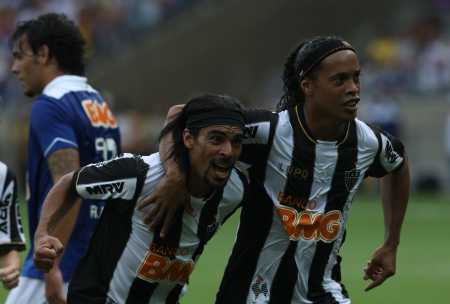 Araújo comemora gol do Atlético sobre o Cruzeiro ao lado de Ronaldinho Gaúcho, em 2013
