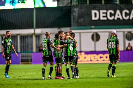 Jogadores do América comemoram gol pela Série B no Independência