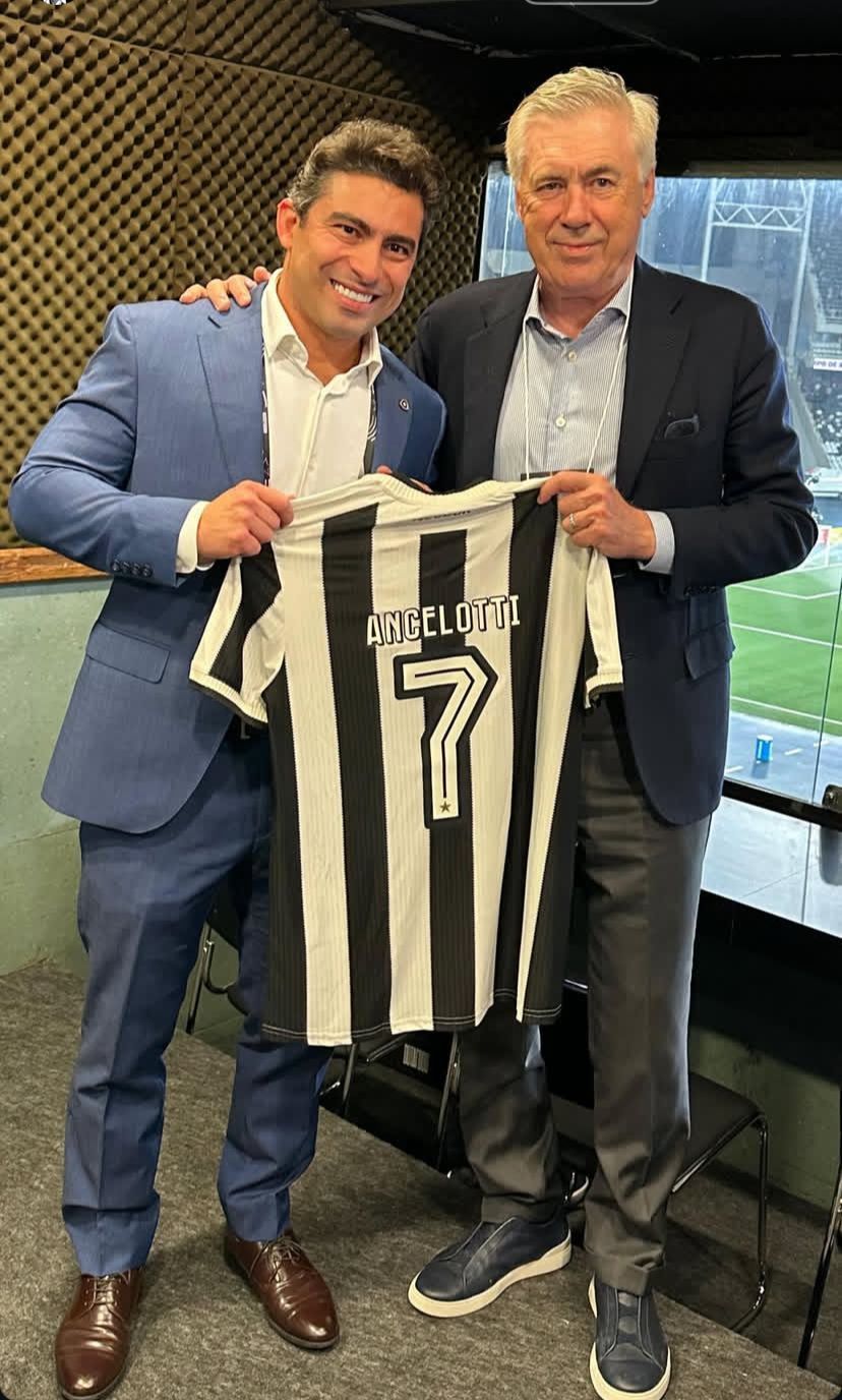 Carlo Ancelotti, técnico da Seleção Brasileira, recebe camisa do Botafogo